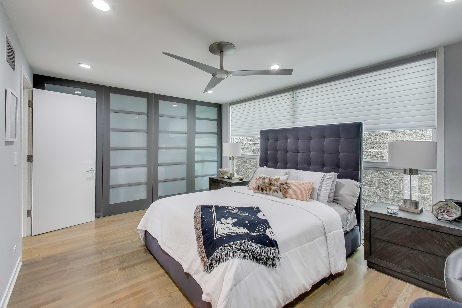 664 N PEORIA Street Unit: 1N