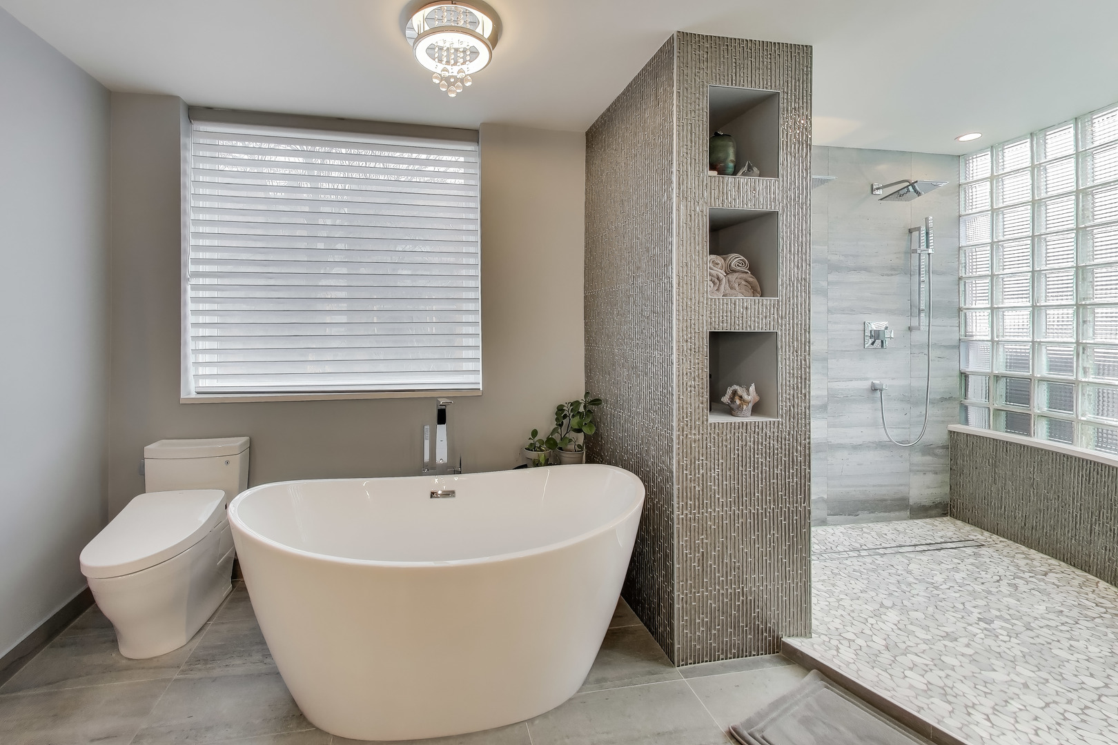 664 N PEORIA Street Unit: 1N