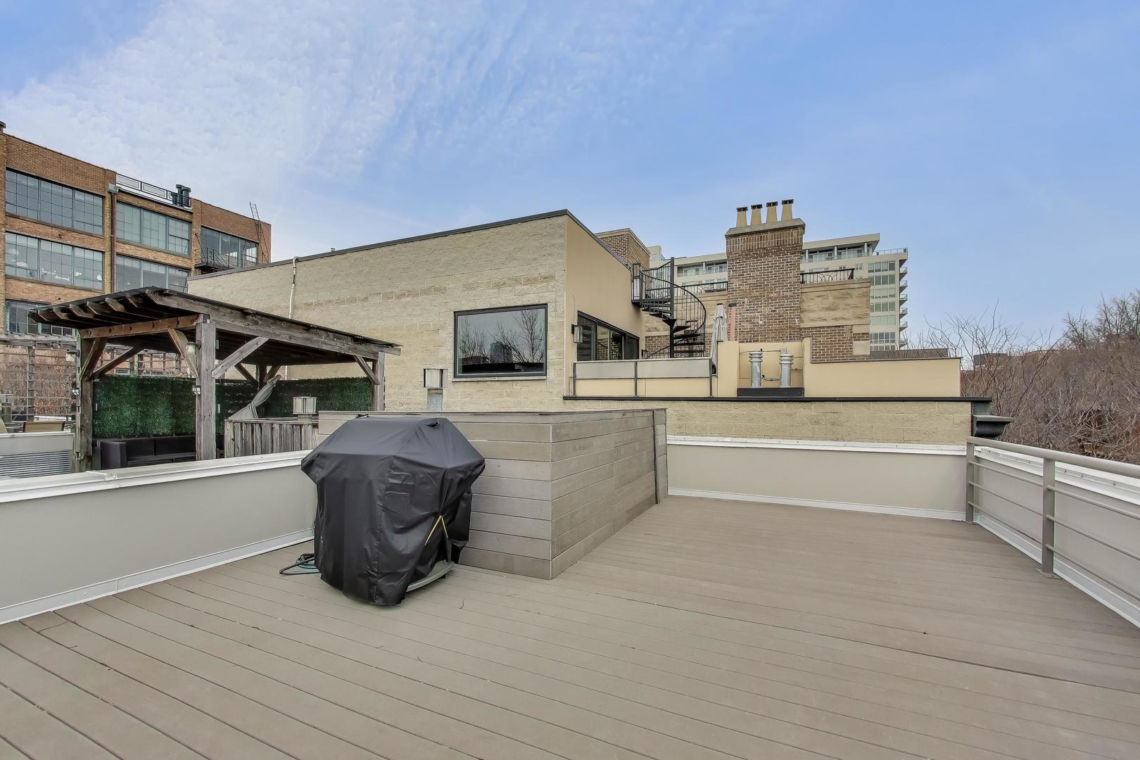 664 N PEORIA Street Unit: 1N