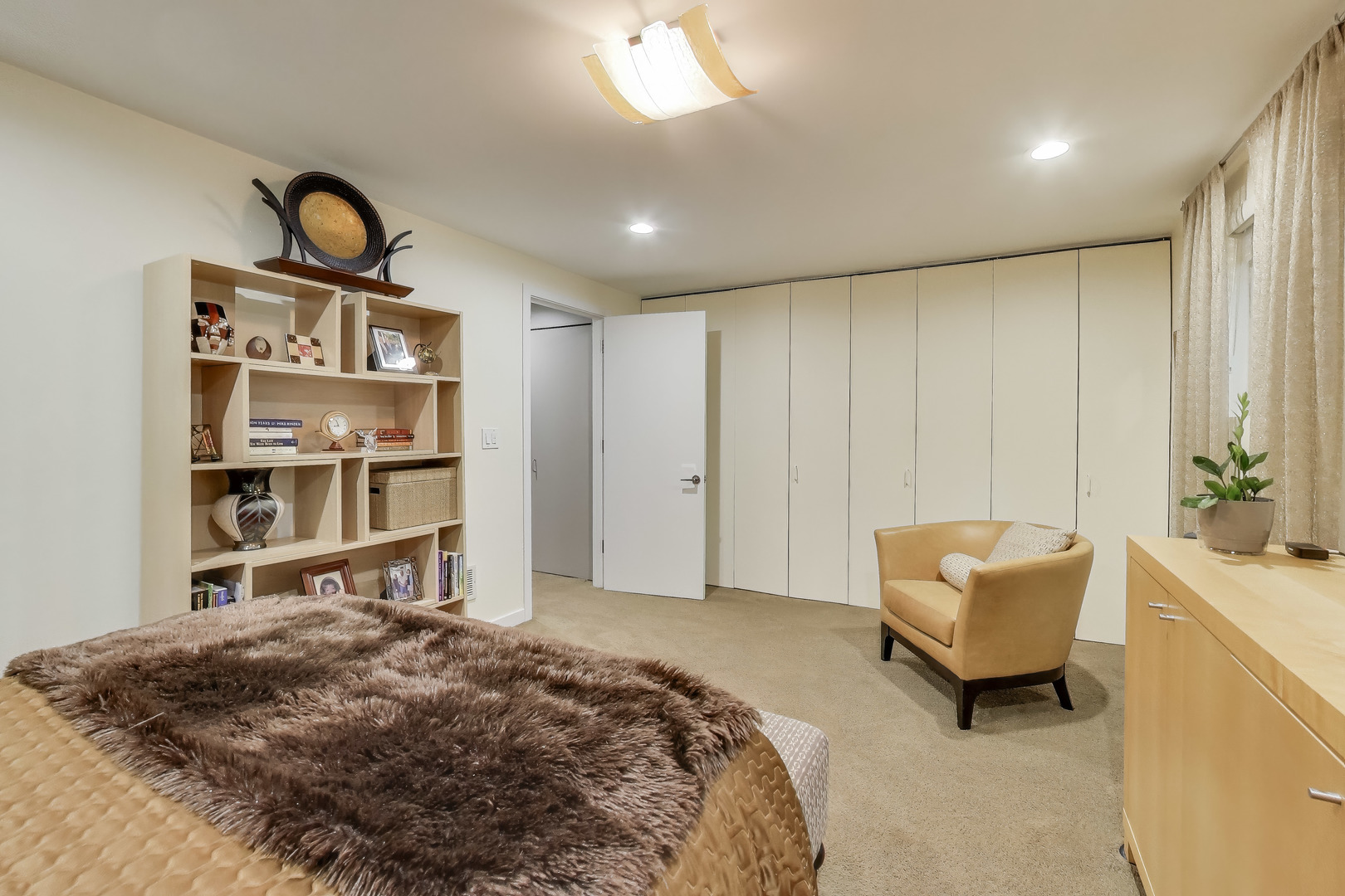 664 N PEORIA Street Unit: 1N