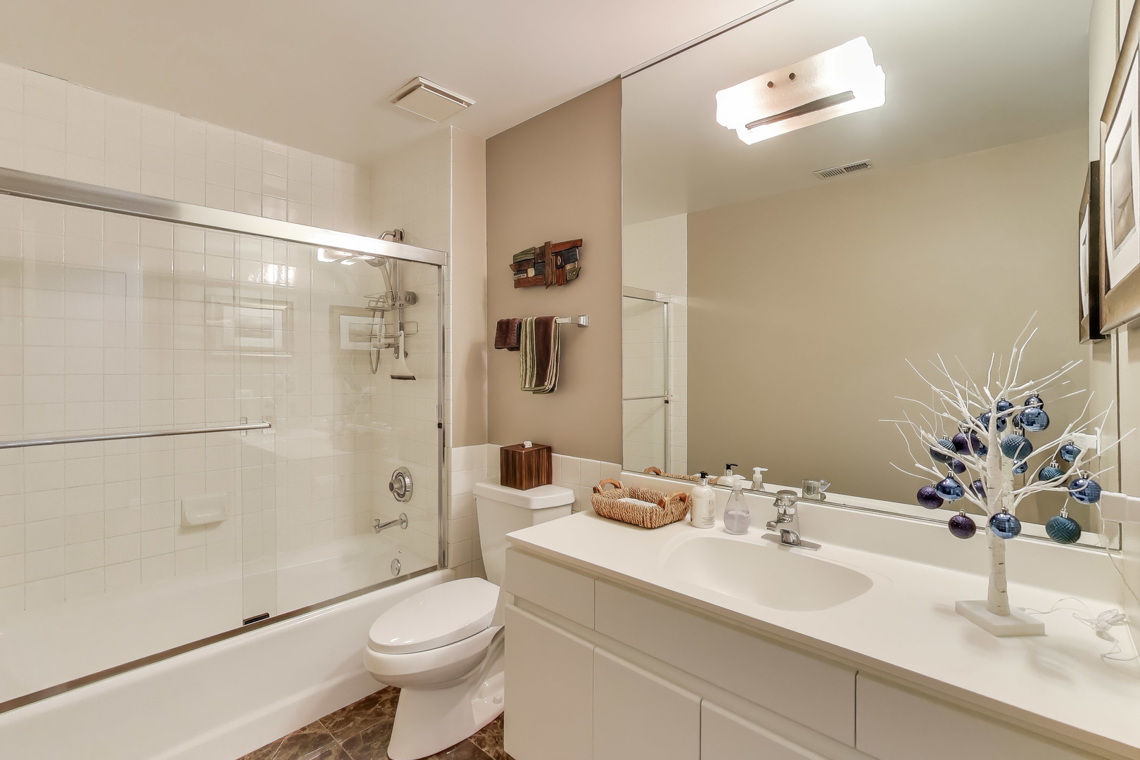 664 N PEORIA Street Unit: 1N
