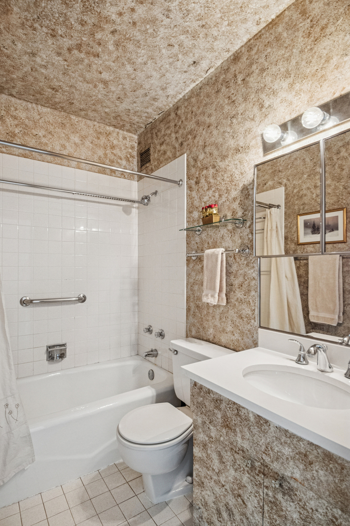 3200 N Lake Shore Drive Unit: 2701
