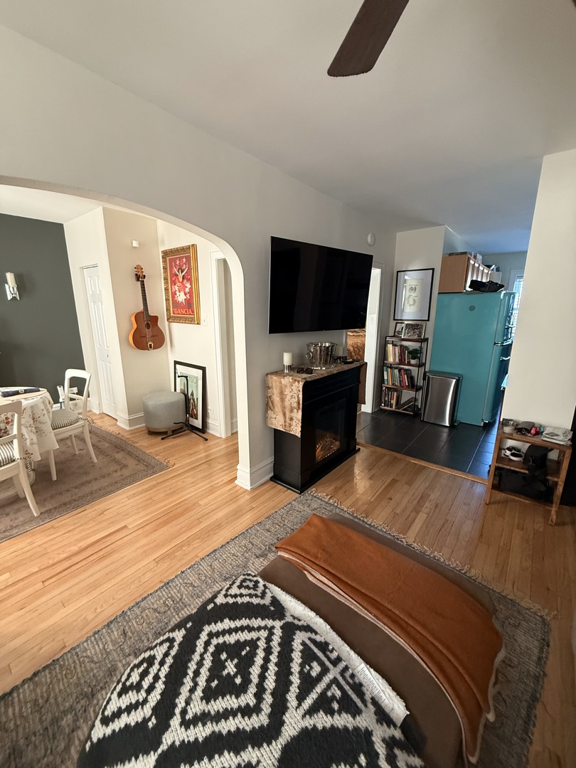 3742 W Berteau Avenue Unit: 2