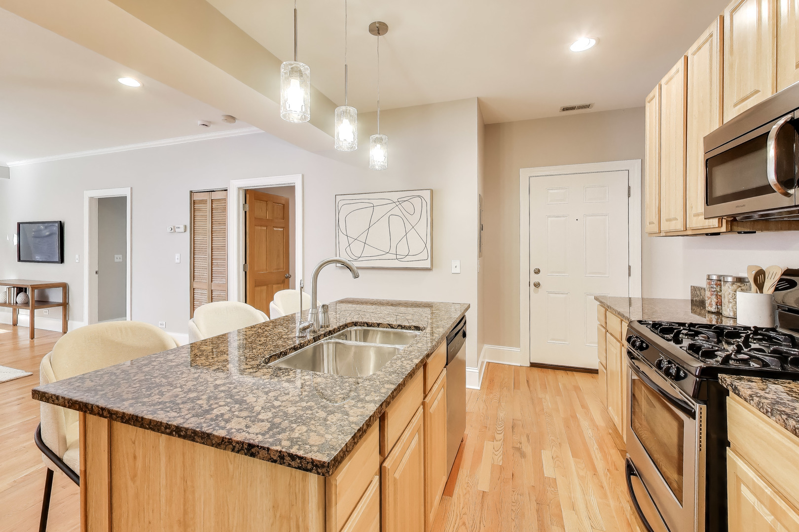 1136 W PRATT Boulevard Unit: 1N