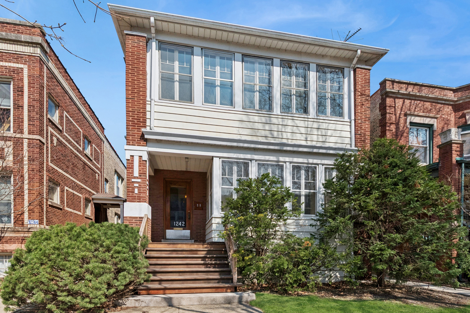 1242 W ELMDALE Avenue