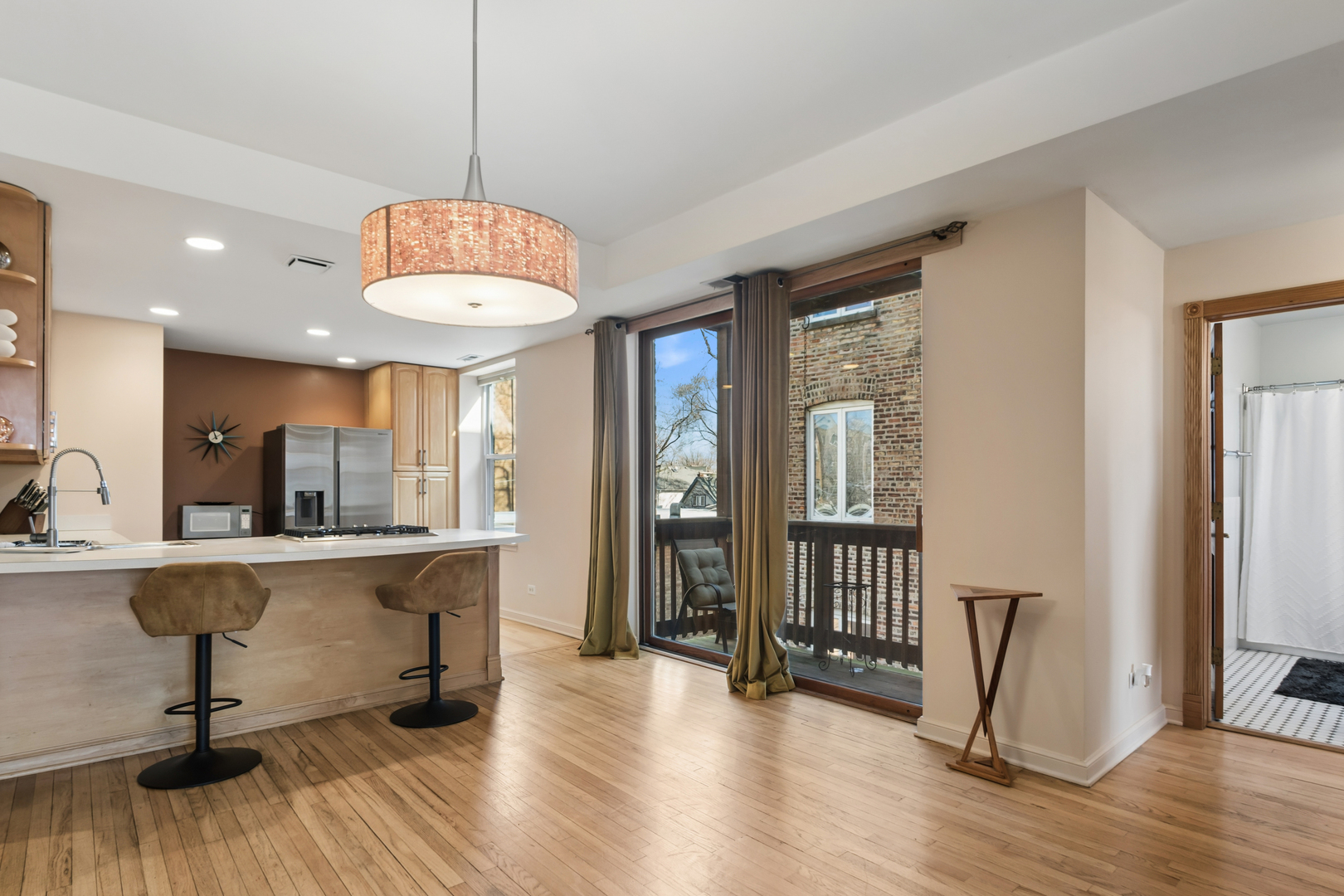 1908 W CHASE Avenue Unit: 203