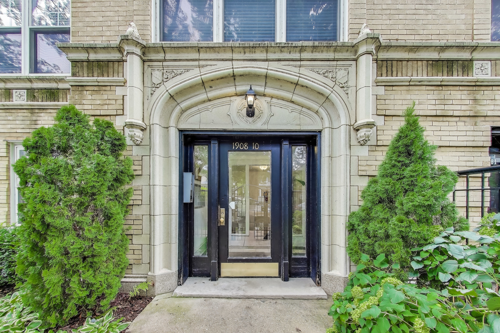 1908 W CHASE Avenue Unit: 203