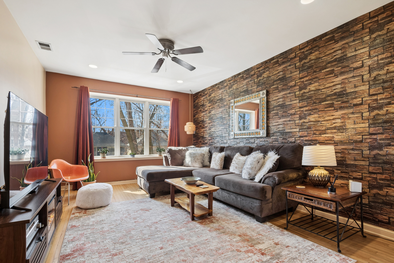 1908 W CHASE Avenue Unit: 203