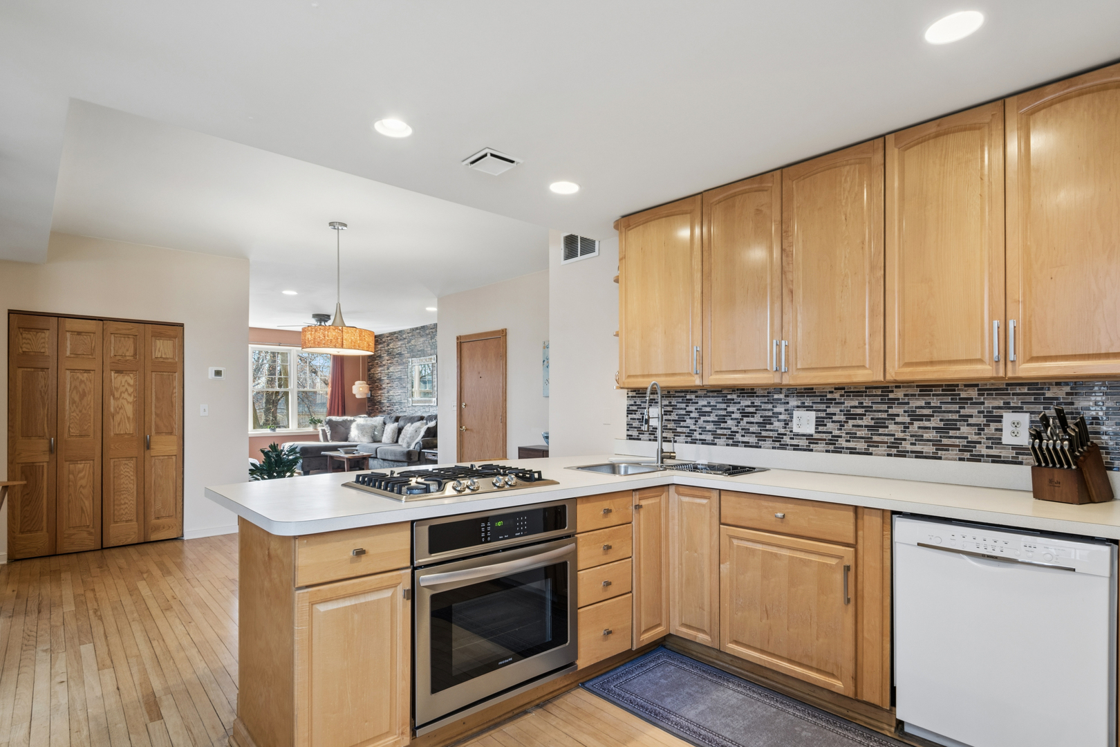 1908 W CHASE Avenue Unit: 203