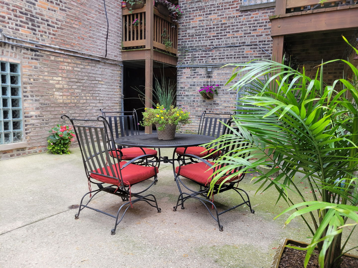 1908 W CHASE Avenue Unit: 203