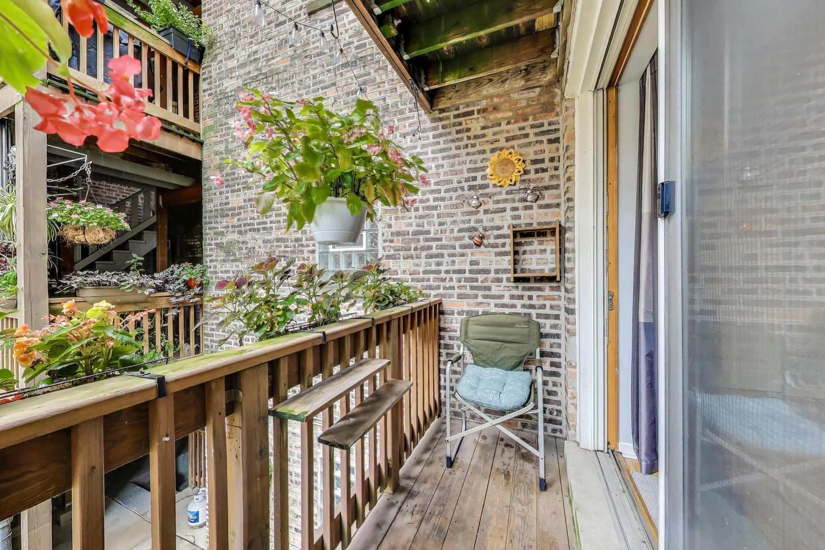 1908 W CHASE Avenue Unit: 203