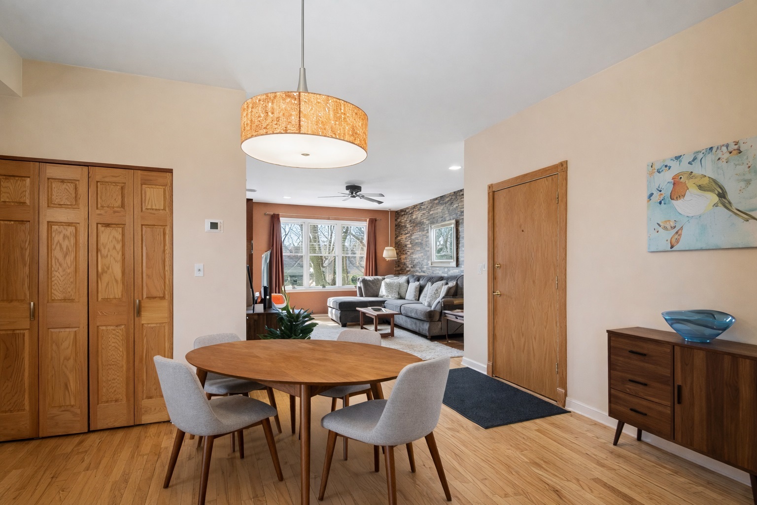 1908 W CHASE Avenue Unit: 203