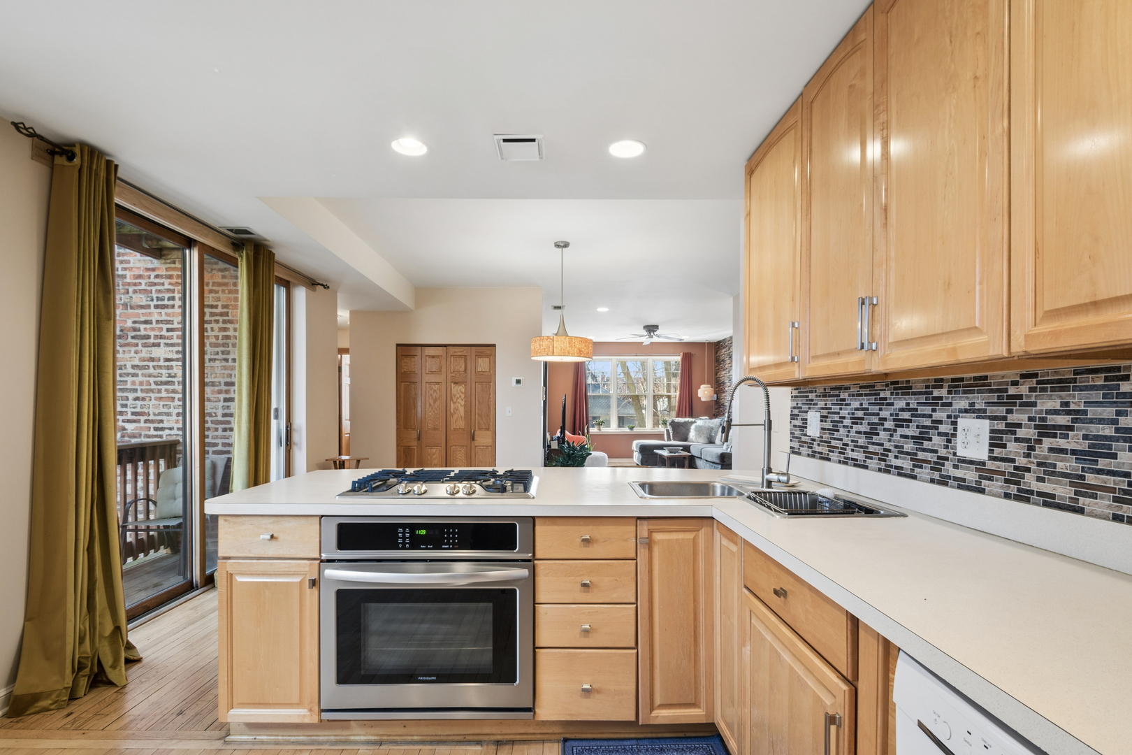 1908 W CHASE Avenue Unit: 203