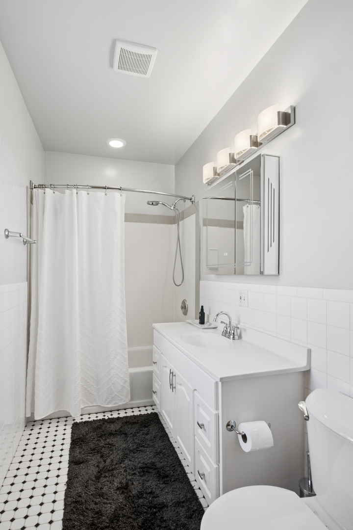 1908 W CHASE Avenue Unit: 203