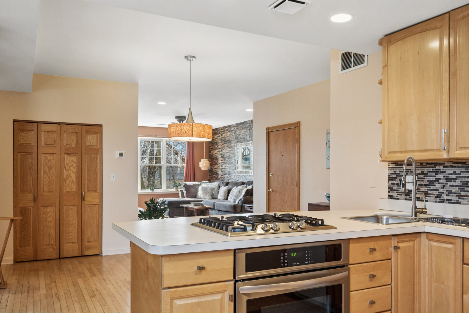 1908 W CHASE Avenue Unit: 203
