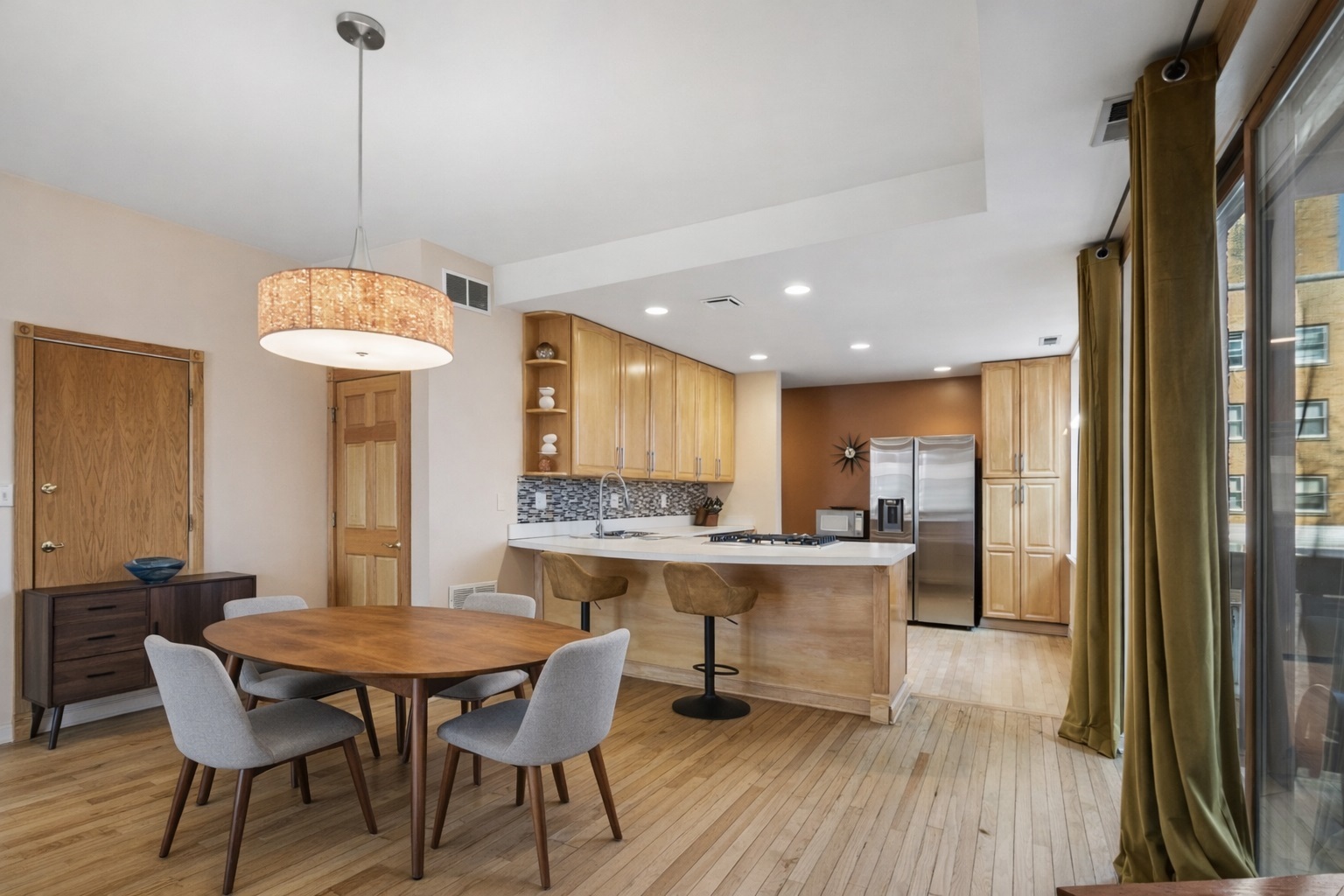 1908 W CHASE Avenue Unit: 203