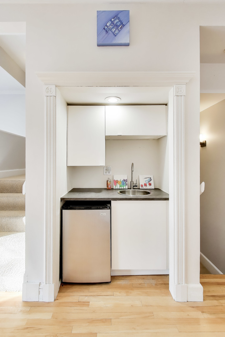 2647 N Southport Avenue Unit: A