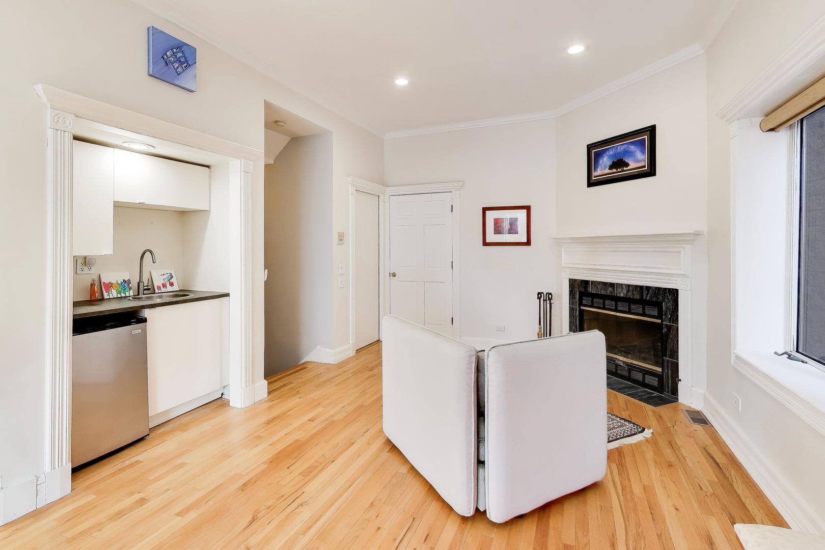 2647 N Southport Avenue Unit: A
