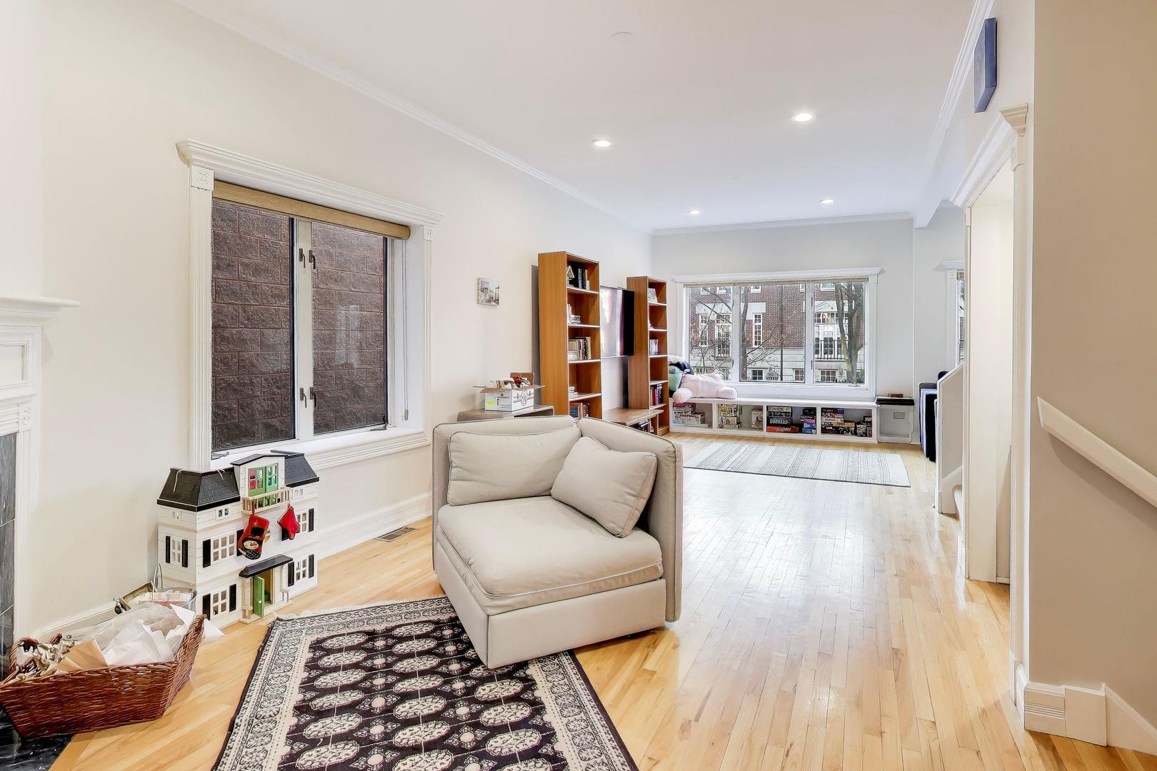 2647 N Southport Avenue Unit: A
