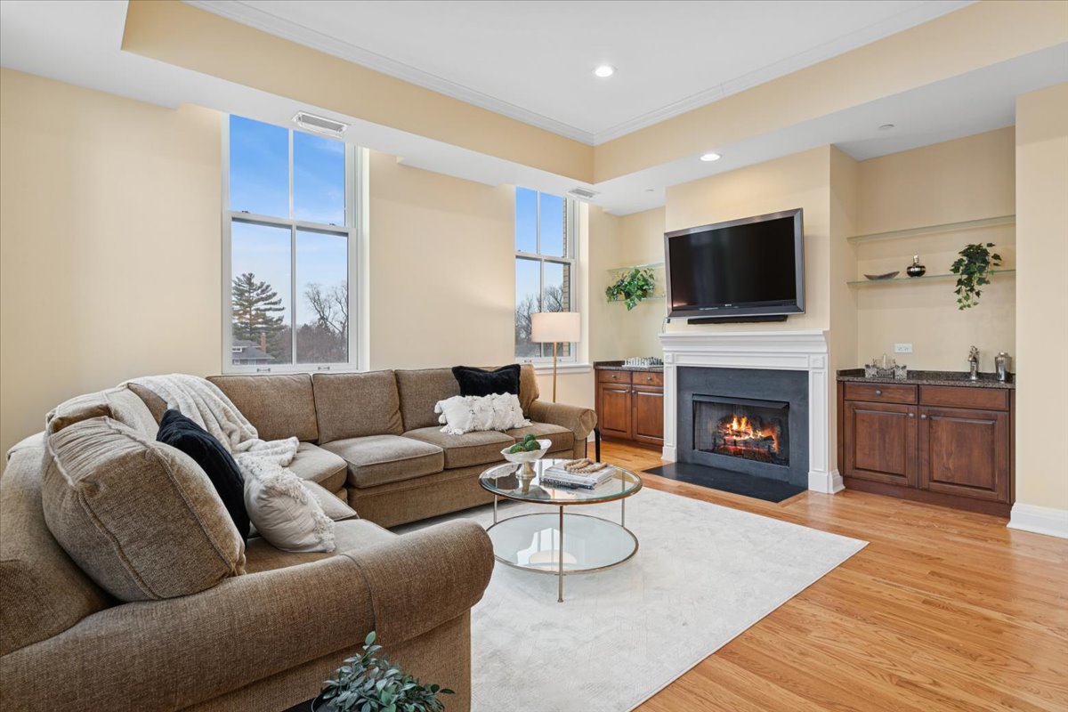 1041 N RIDGE Road Unit: 304