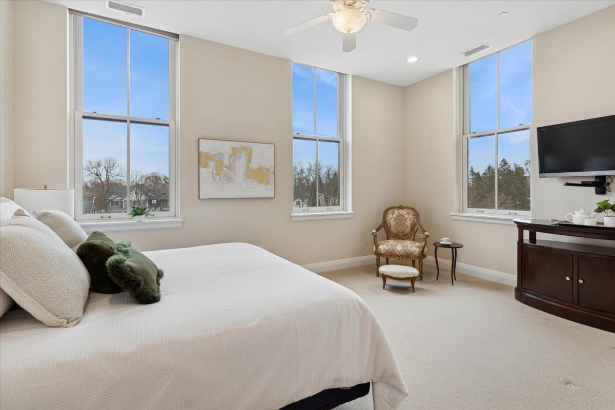 1041 N RIDGE Road Unit: 304
