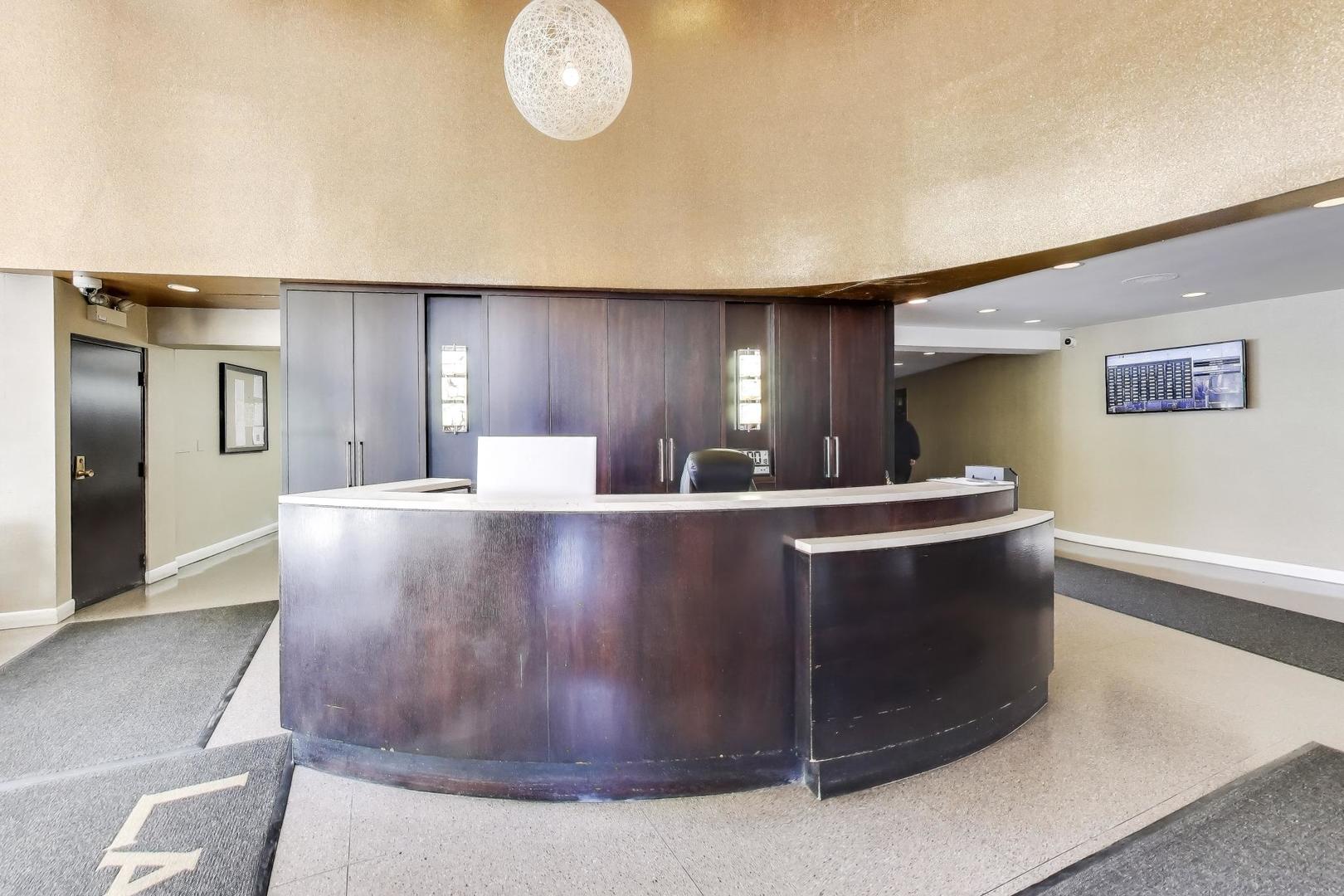 3930 N Pine Grove Avenue Unit: 1714