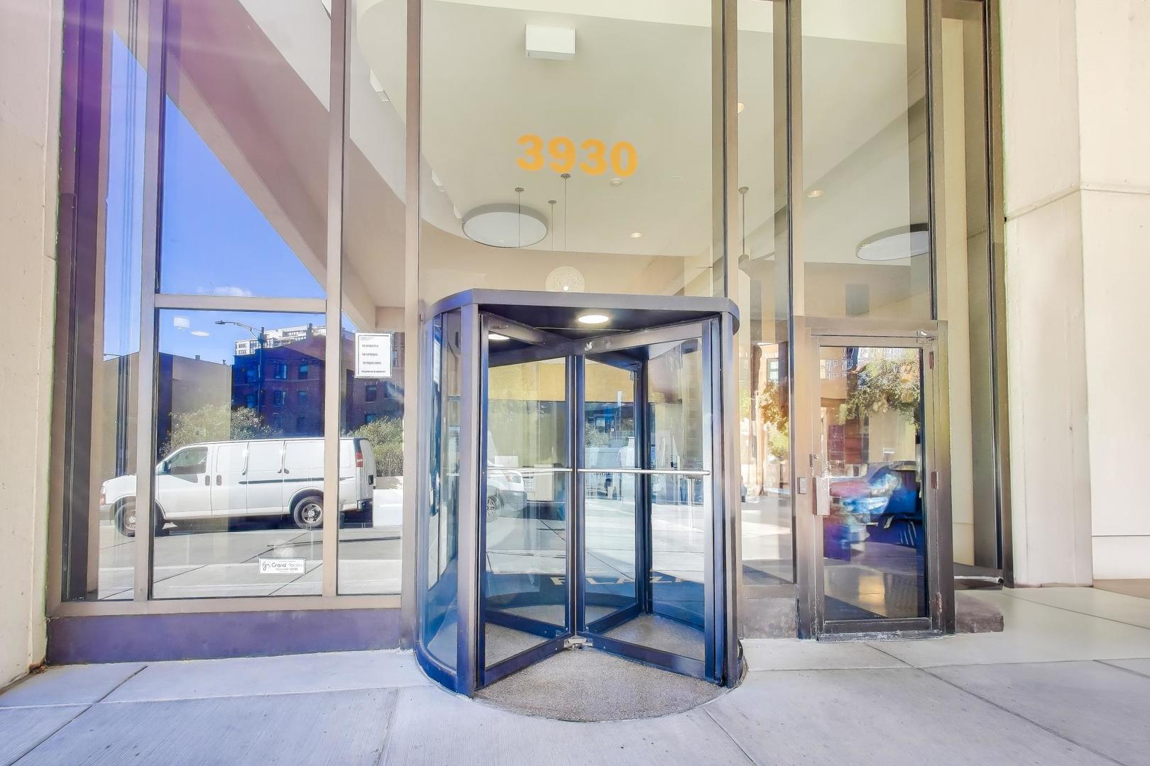 3930 N Pine Grove Avenue Unit: 1714
