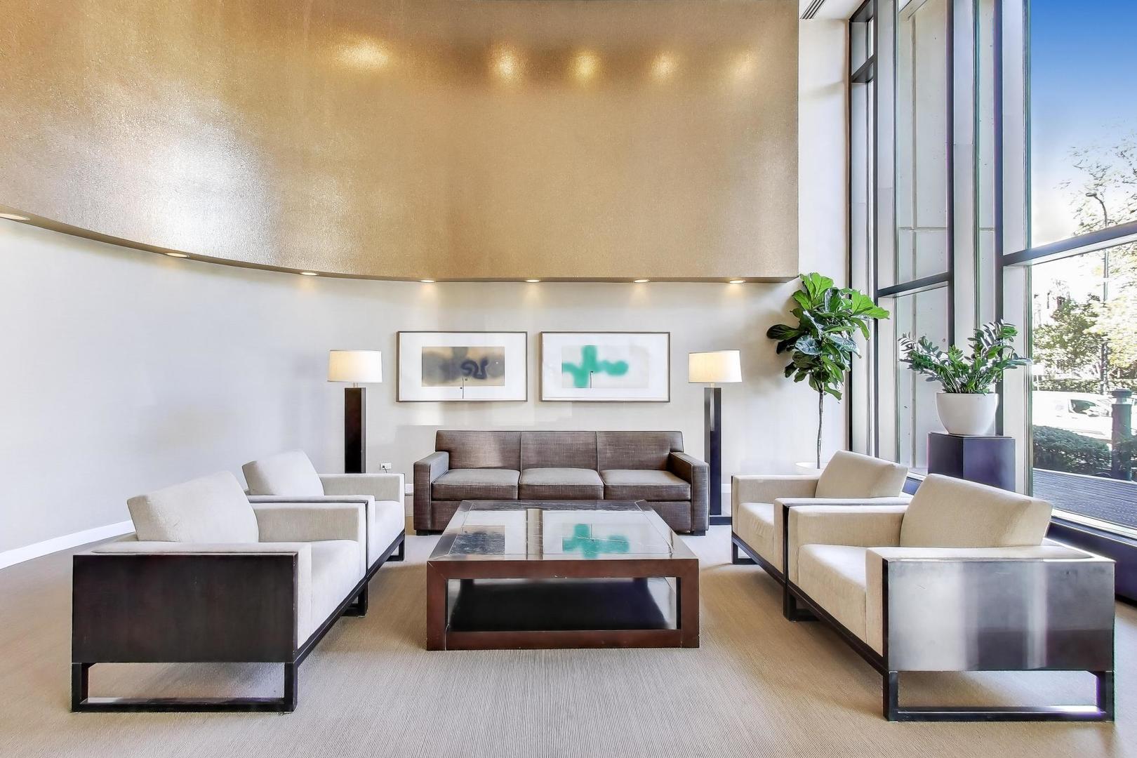 3930 N Pine Grove Avenue Unit: 1714