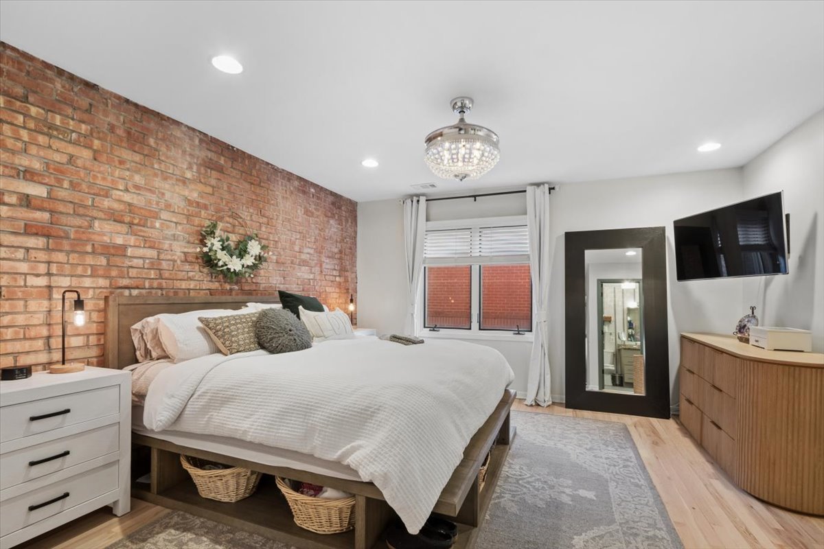 807 W Wolfram Street Unit: 6