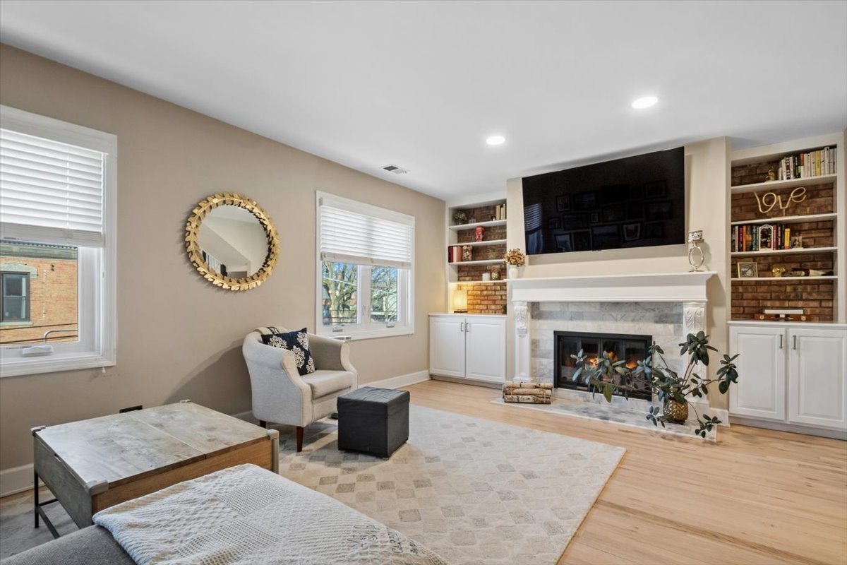 807 W Wolfram Street Unit: 6