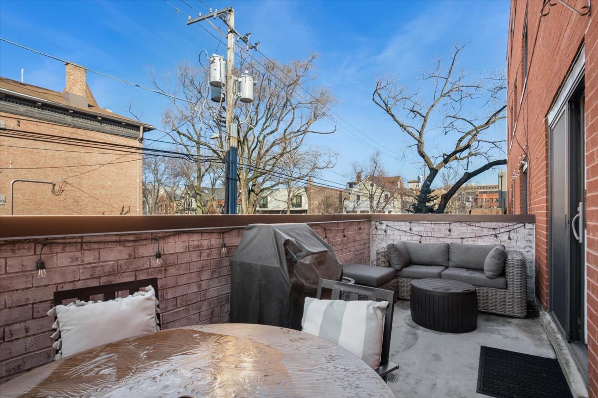 807 W Wolfram Street Unit: 6