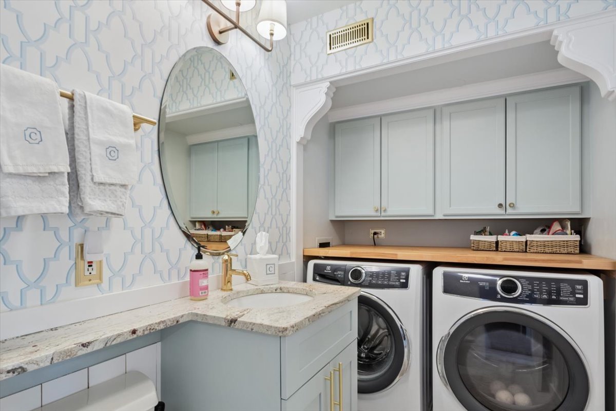 807 W Wolfram Street Unit: 6