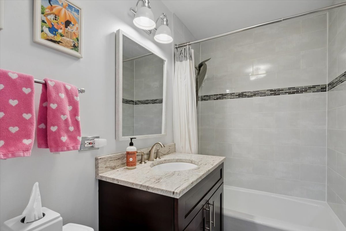 807 W Wolfram Street Unit: 6