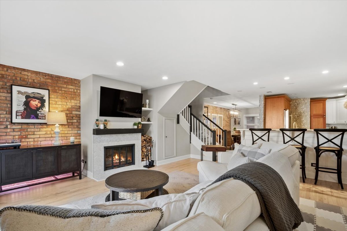 807 W Wolfram Street Unit: 6
