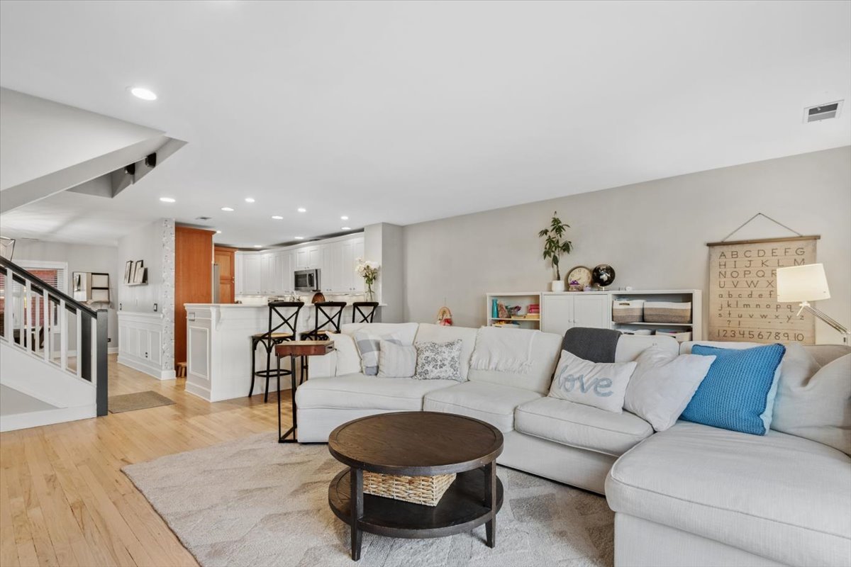 807 W Wolfram Street Unit: 6