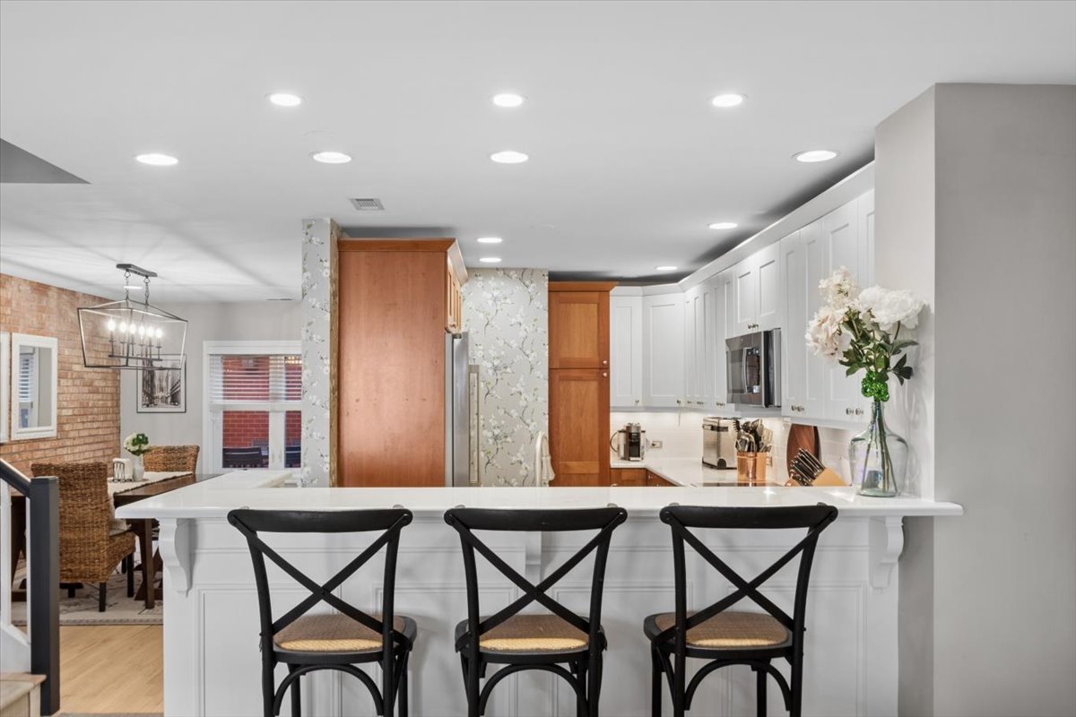 807 W Wolfram Street Unit: 6