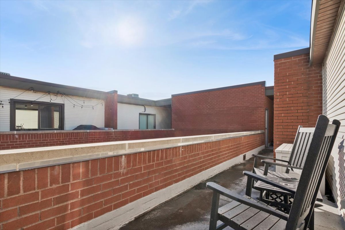 807 W Wolfram Street Unit: 6