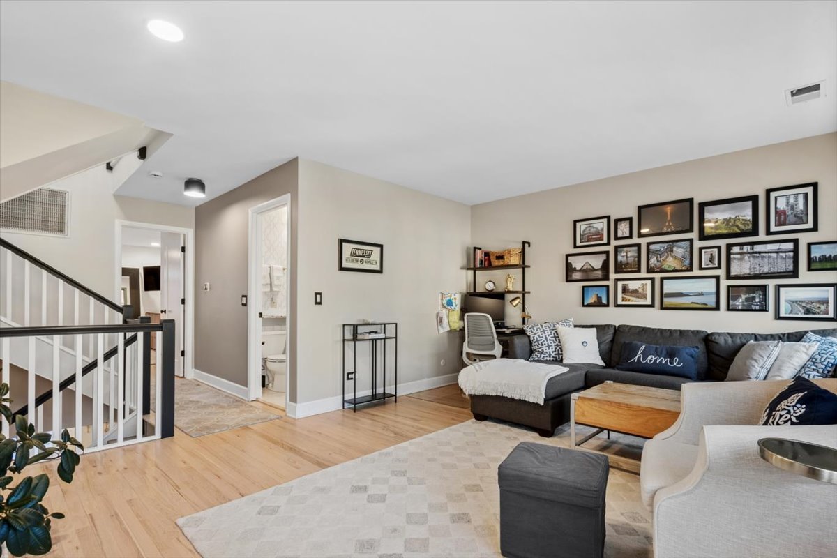 807 W Wolfram Street Unit: 6