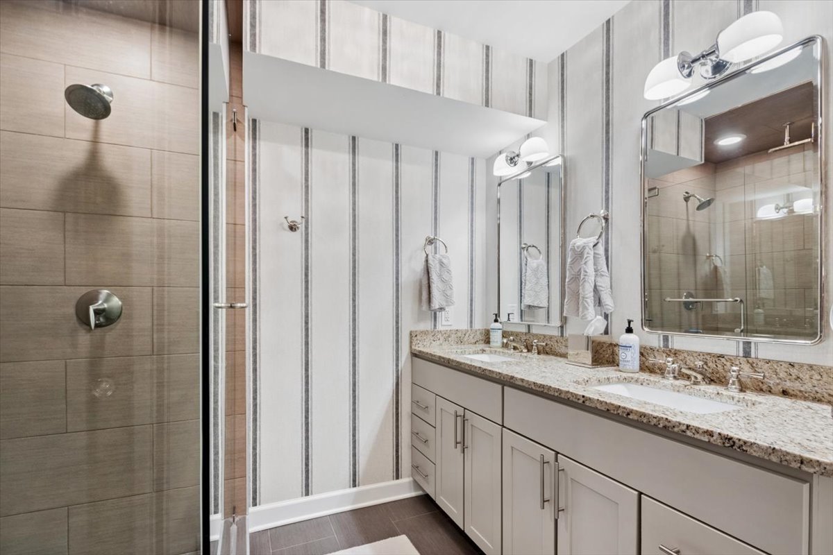 807 W Wolfram Street Unit: 6