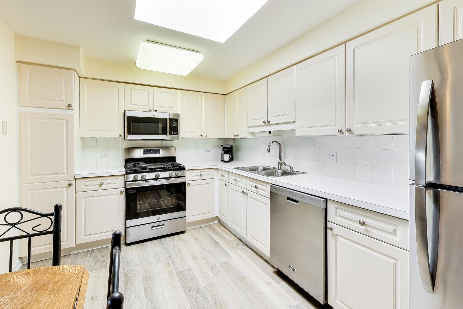 3940 W Bryn Mawr Avenue Unit: 501