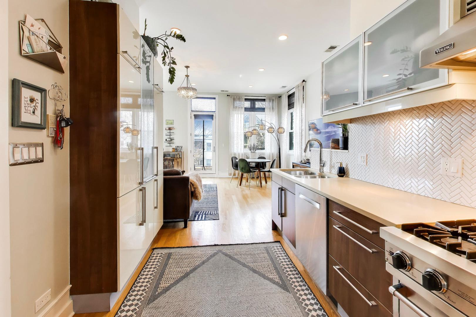 4842 N Damen Avenue Unit: 3