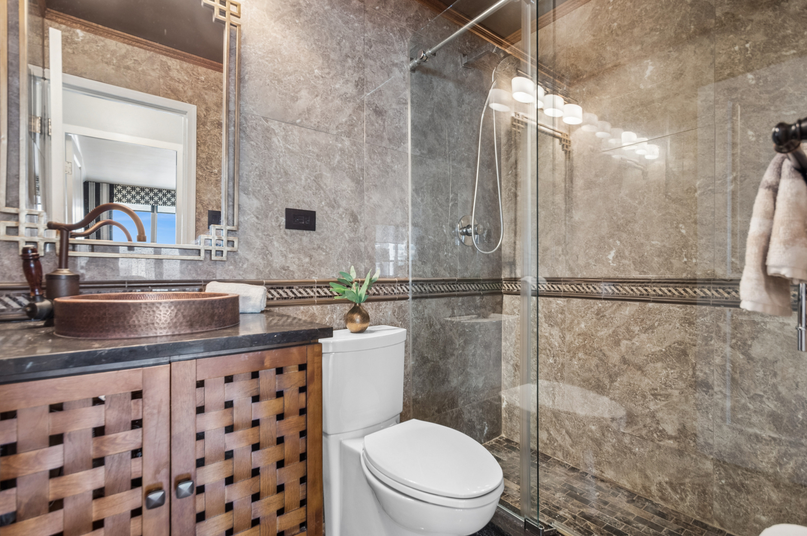 3550 N Lake Shore Drive Unit: 2424