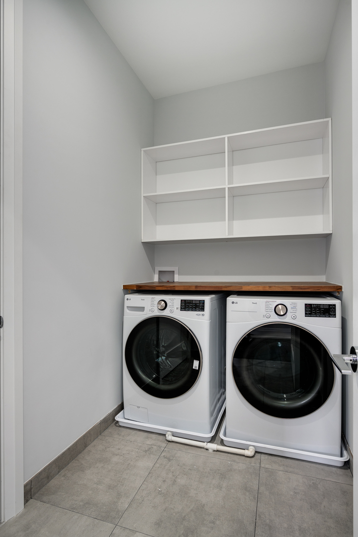 3037 N Lincoln Avenue Unit: 204