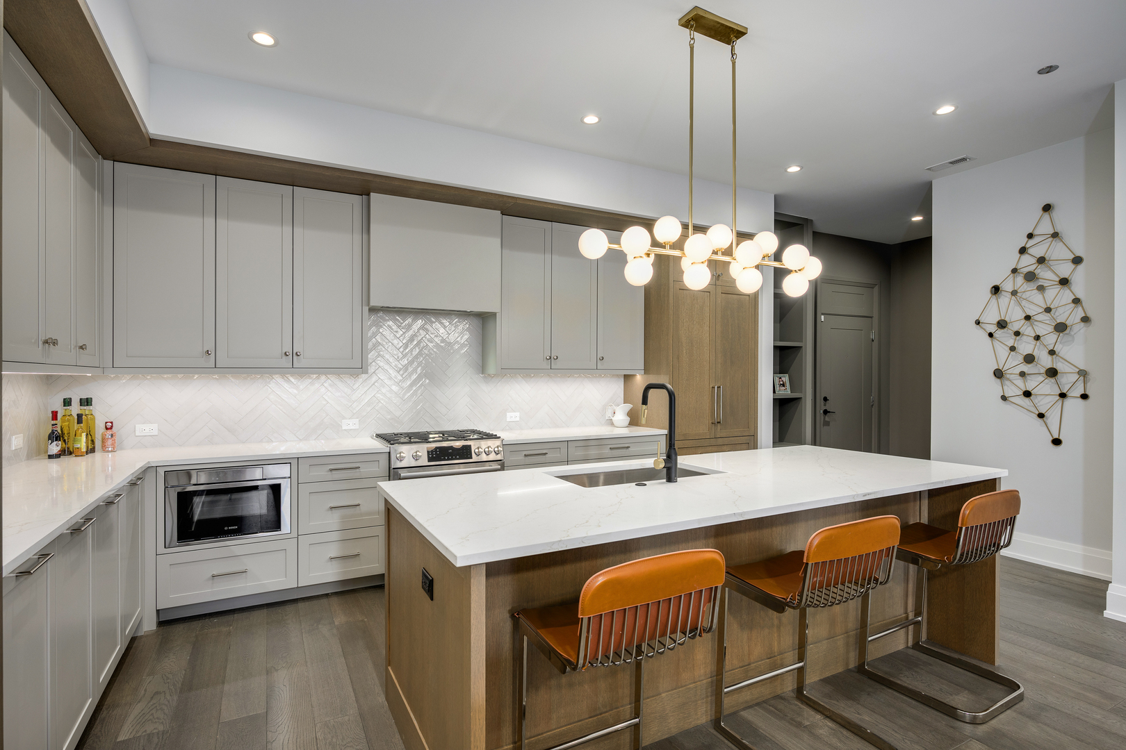 3037 N Lincoln Avenue Unit: 204