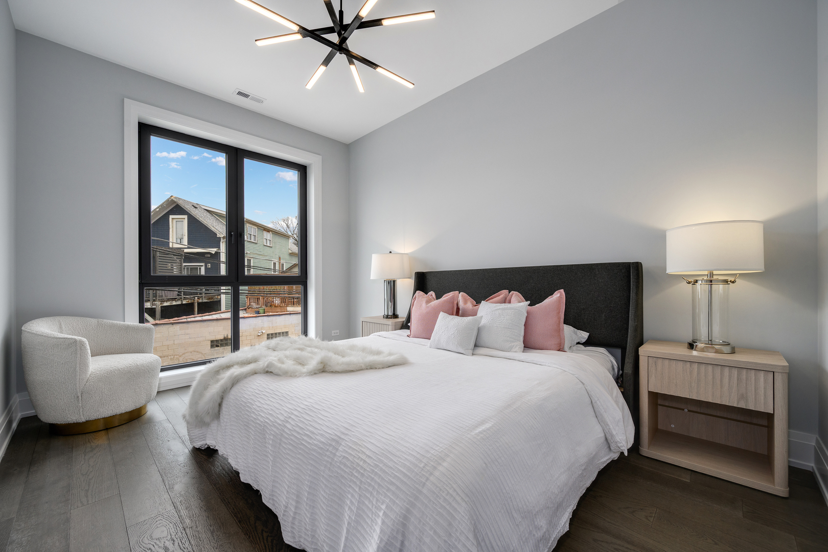 3037 N Lincoln Avenue Unit: 204
