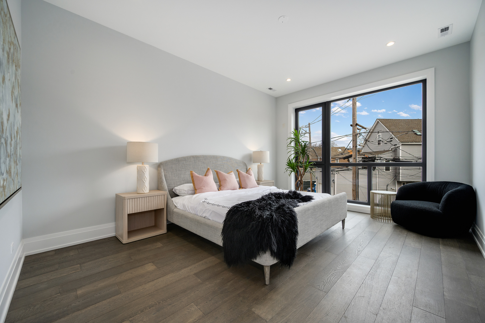 3037 N Lincoln Avenue Unit: 204