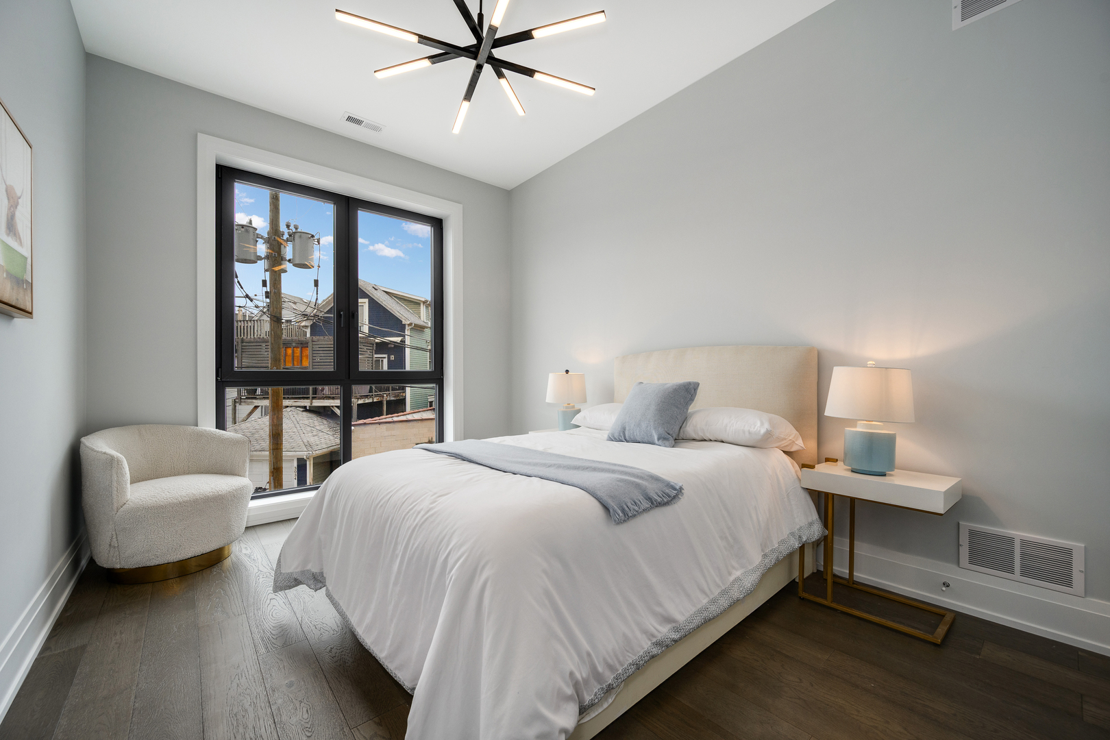 3037 N Lincoln Avenue Unit: 204