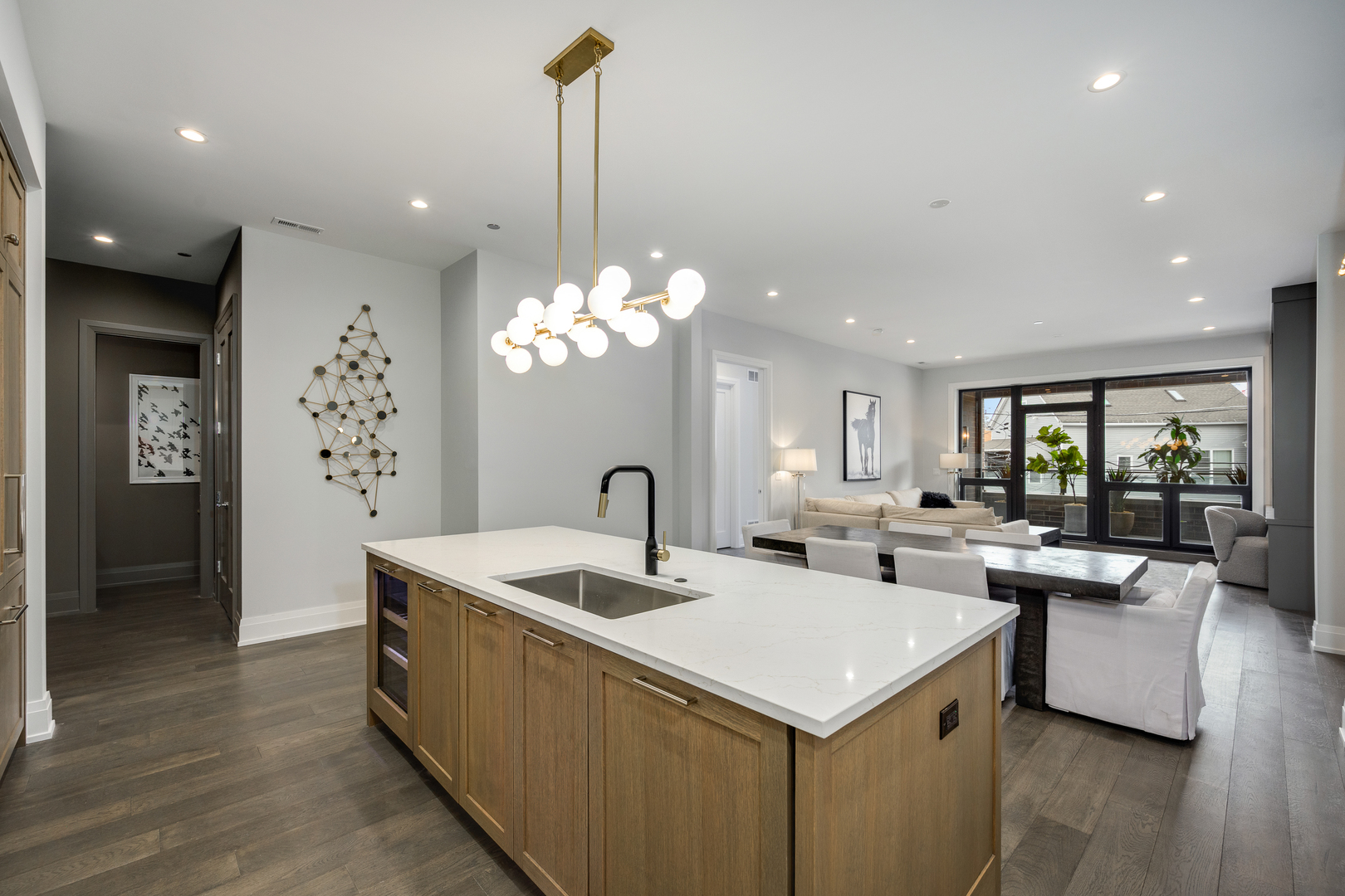 3037 N Lincoln Avenue Unit: 204