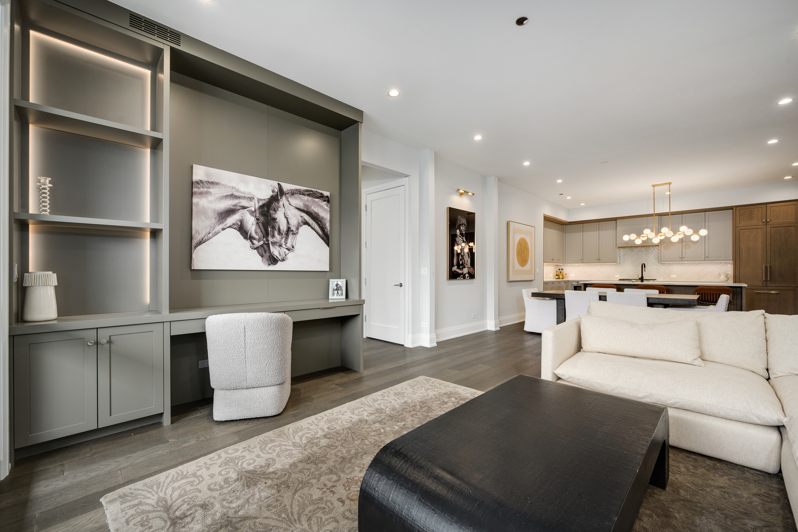 3037 N Lincoln Avenue Unit: 204