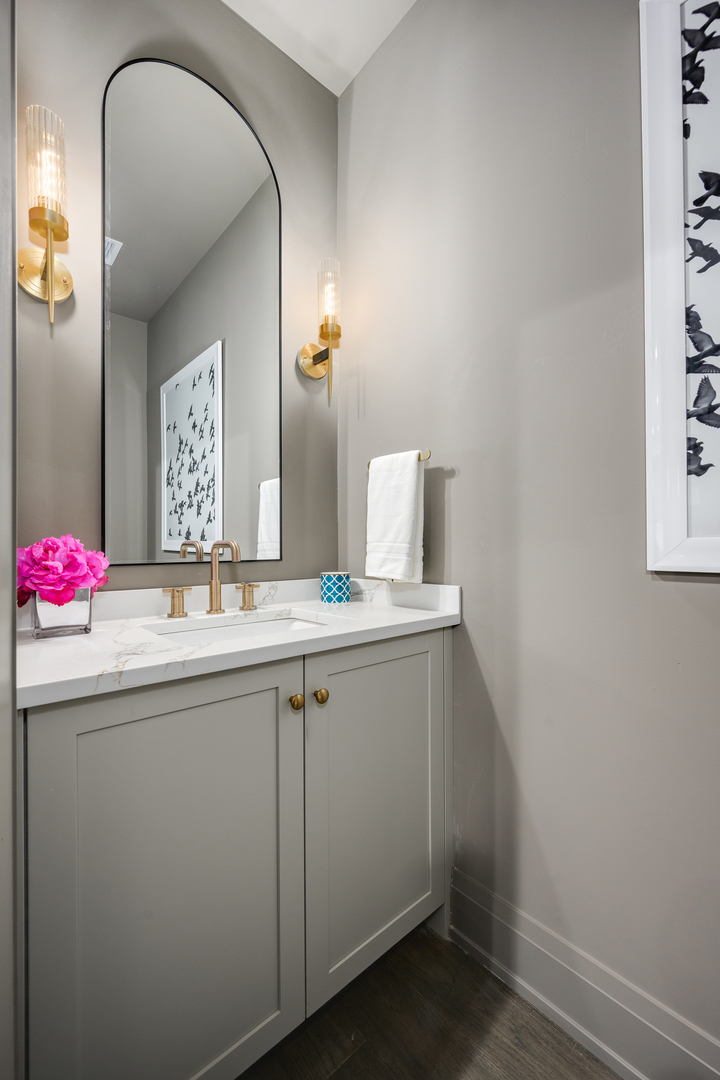 3037 N Lincoln Avenue Unit: 204